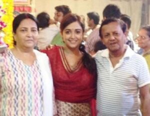 Monali Thakur with her parents