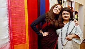 Monali Thakur with her sister