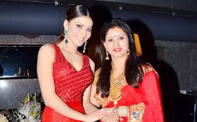 Urvashi Rautela with her mother