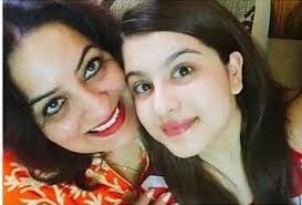 Tunisha Sharma with her mother