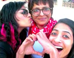 VJ Bani with her mother & sister