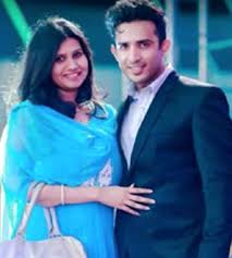 Anchor Ravi with his wife