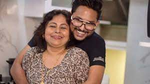 Jaan Kumar Sanu with his mother
