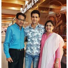 Vivek Dahiya with his parents