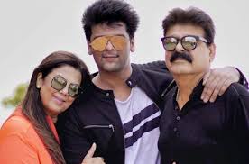 Kushal Tandon with his parents