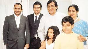 Akshaye Khanna with his family