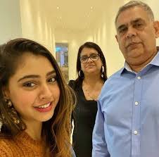 Niti Taylor with her parents
