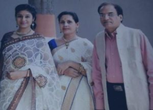 Paridhi Sharma with her parents