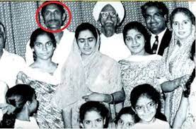 Mahashay Dharampal Gulati with his family