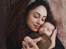 Pearle Maaney with her daughter