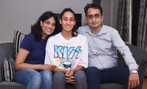 Maana Patel with her parents