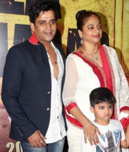 Ravi Kishan with his wife & son