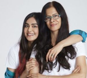 Adah Sharma with her mother