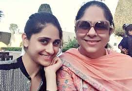 Hunar Hale with her mother
